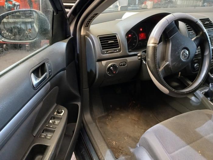 Volkswagen Jetta III 2.0 16V FSI Samochód złomowany (2006, Szary)