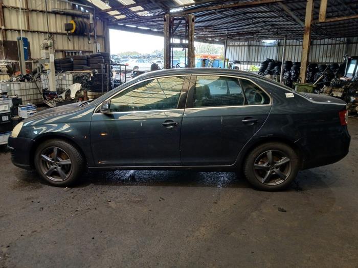 Volkswagen Jetta III 2.0 16V FSI Samochód złomowany (2006, Szary)