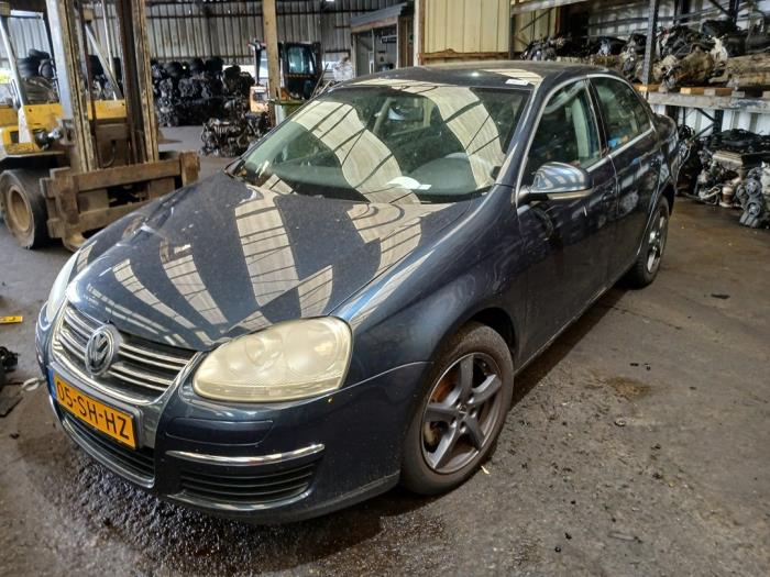 Volkswagen Jetta III 2.0 16V FSI Samochód złomowany (2006, Szary)