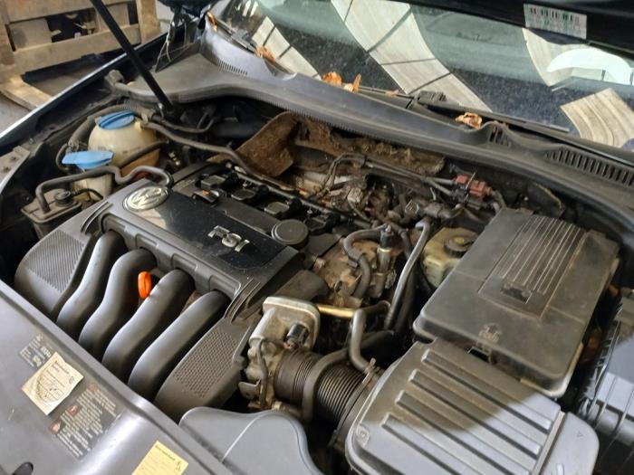 Volkswagen Jetta III 2.0 16V FSI Samochód złomowany (2006, Szary)