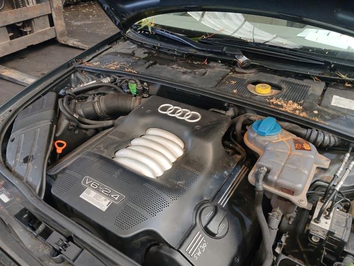 Audi A4 2.4 V6 30V Skrotfordon (2002, GRIJS)