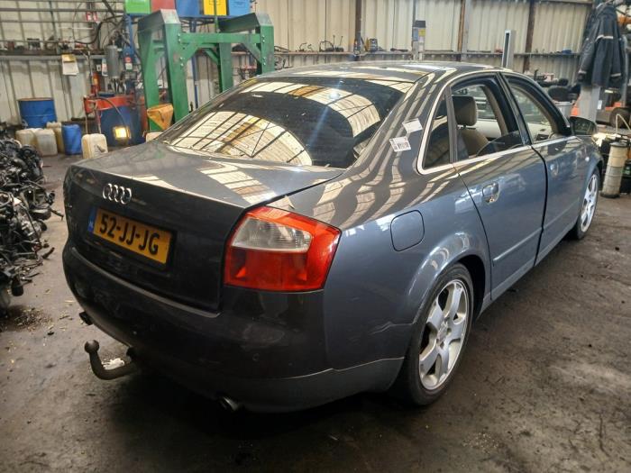 Audi A4 2.4 V6 30V Skrotfordon (2002, GRIJS)