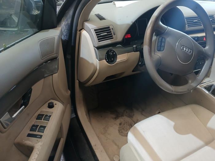 Audi A4 2.4 V6 30V Skrotfordon (2002, GRIJS)