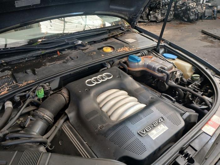 Audi A4 2.4 V6 30V Skrotfordon (2002, GRIJS)