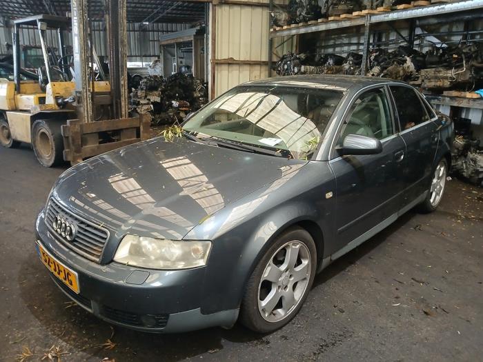 Audi A4 2.4 V6 30V Skrotfordon (2002, GRIJS)
