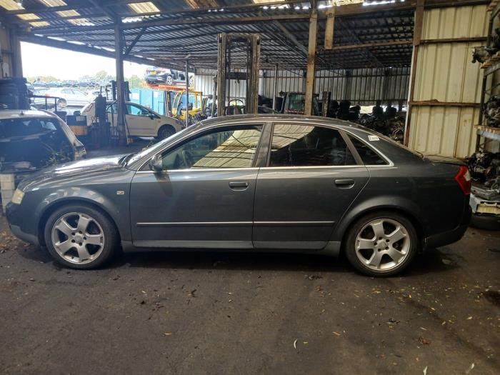 Audi A4 2.4 V6 30V Skrotfordon (2002, GRIJS)