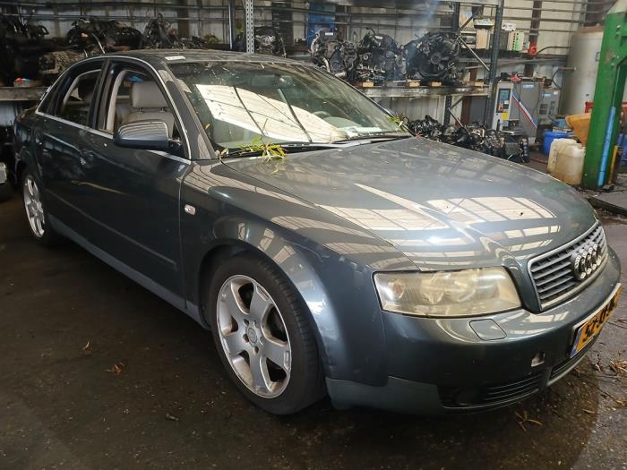 Audi A4 2.4 V6 30V Skrotfordon (2002, GRIJS)