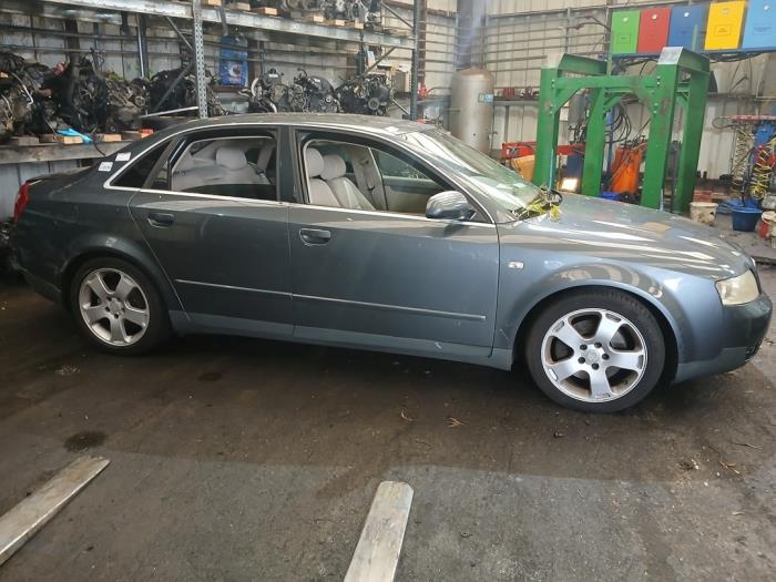 Audi A4 2.4 V6 30V Skrotfordon (2002, GRIJS)