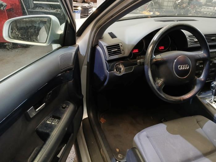 Audi A4 2.0 20V Épave (2001, Gris)