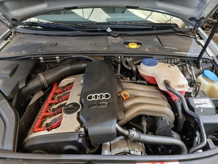 Audi A4 2.0 20V Épave (2001, Gris)