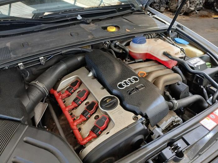 Audi A4 2.0 20V Épave (2001, Gris)
