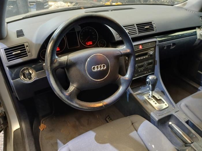 Audi A4 2.0 20V Épave (2001, Gris)