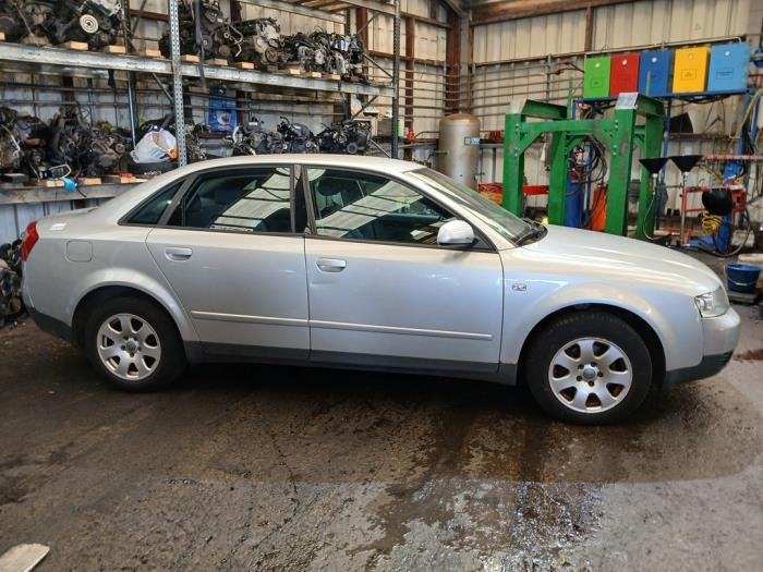 Audi A4 2.0 20V Épave (2001, Gris)