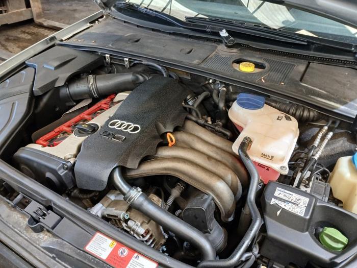 Audi A4 2.0 20V Épave (2001, Gris)