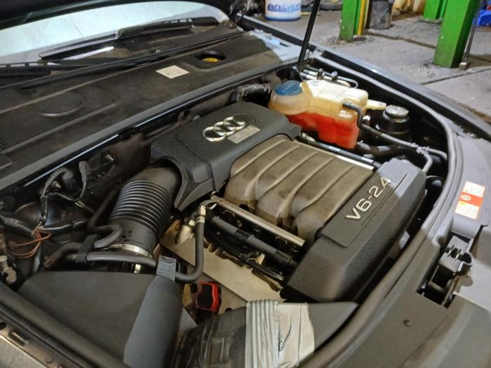 Audi A6 Avant 2.4 V6 24V Skrotfordon (2006, GRIJS)
