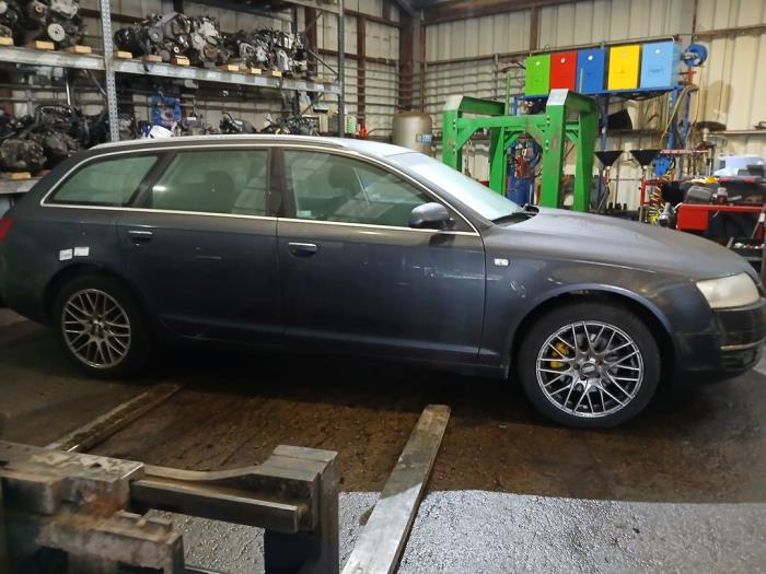 Audi A6 Avant 2.4 V6 24V Skrotfordon (2006, GRIJS)