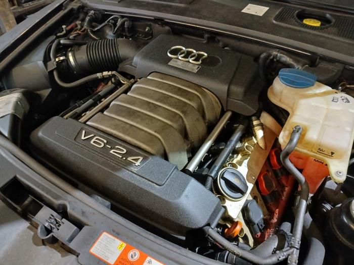 Audi A6 Avant 2.4 V6 24V Skrotfordon (2006, GRIJS)