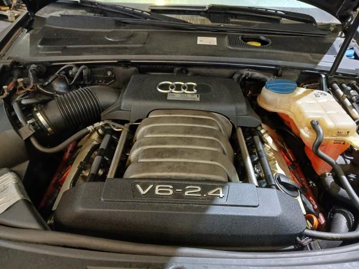 Audi A6 Avant 2.4 V6 24V Skrotfordon (2006, GRIJS)