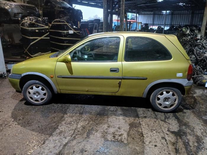 Opel Corsa B 1.2i 16V Épave (2000, Jaune)
