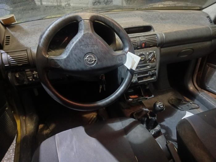 Opel Corsa B 1.2i 16V Épave (2000, Jaune)