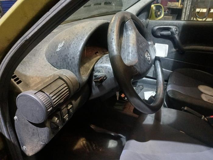 Opel Corsa B 1.2i 16V Épave (2000, Jaune)