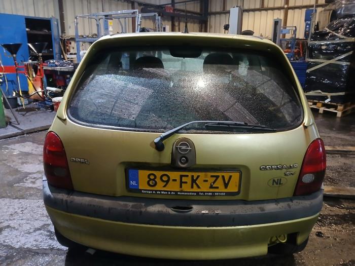 Opel Corsa B 1.2i 16V Épave (2000, Jaune)