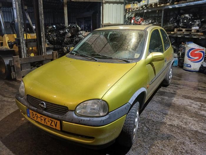 Opel Corsa B 1.2i 16V Épave (2000, Jaune)
