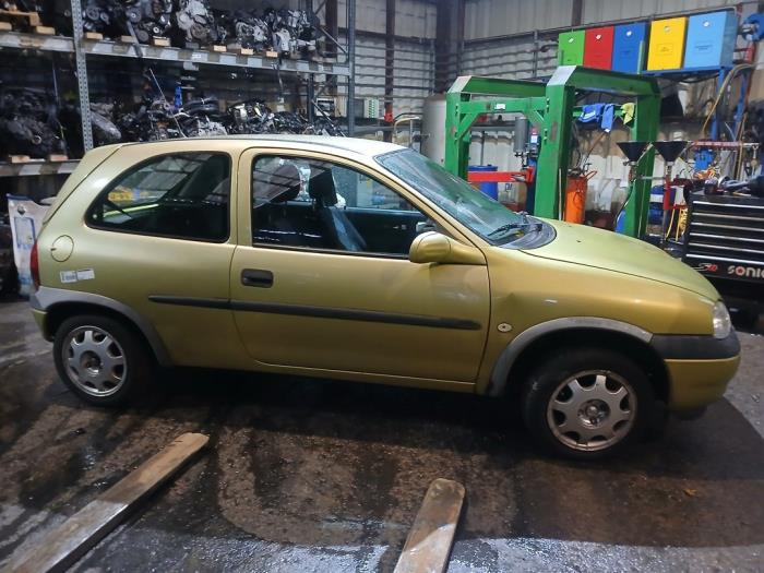 Opel Corsa B 1.2i 16V Épave (2000, Jaune)
