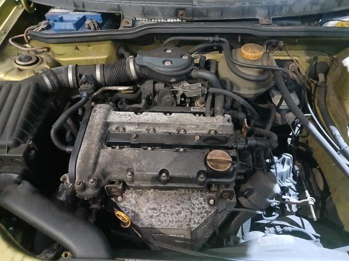 Opel Corsa B 1.2i 16V Épave (2000, Jaune)