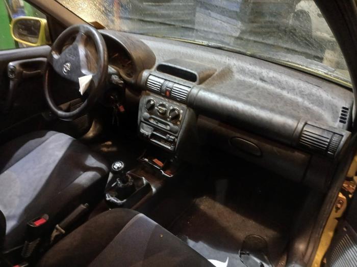 Opel Corsa B 1.2i 16V Épave (2000, Jaune)