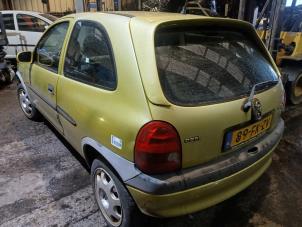 Opel Corsa B 1.2i 16V Épave (2000, Jaune)