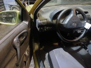 Opel Corsa B 1.2i 16V Épave (2000, Jaune)