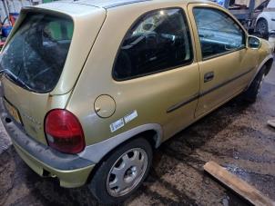 Opel Corsa B 1.2i 16V Épave (2000, Jaune)