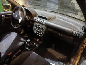 Opel Corsa B 1.2i 16V Épave (2000, Jaune)