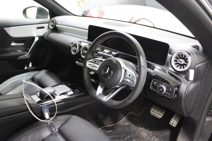 Mercedes CLA 1.3 CLA-180 Turbo 16V Samochód złomowany (2019, Czarny)