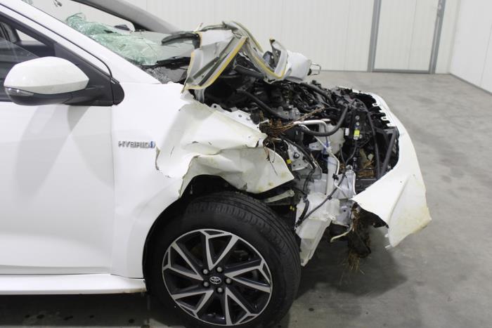 Toyota Yaris IV 1.5 12V Hybrid 115 Salvage vehicle (2021, White)