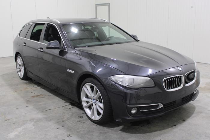 BMW 5 serie Touring 530d xDrive 24V Blue Performance Schrottauto  