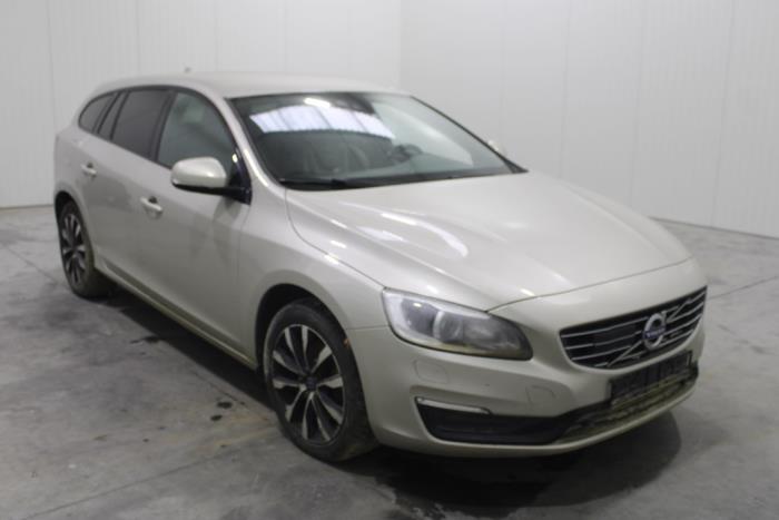 Volvo V60 I 2.0 D4 16V Samochód złomowany (2017, Szary)