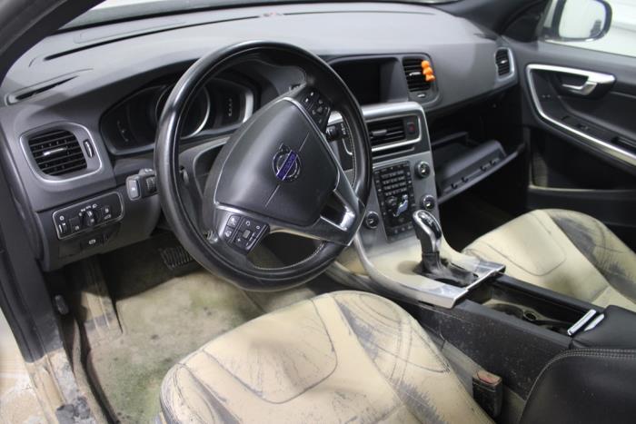Volvo V60 I 2.0 D4 16V Samochód złomowany (2017, Szary)