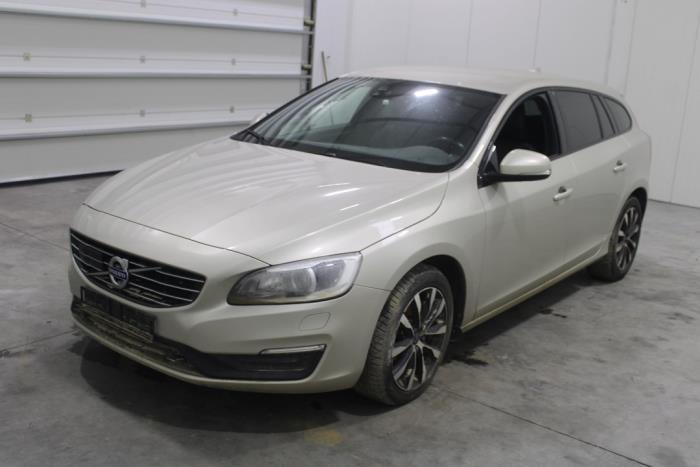 Volvo V60 I 2.0 D4 16V Samochód złomowany (2017, Szary)