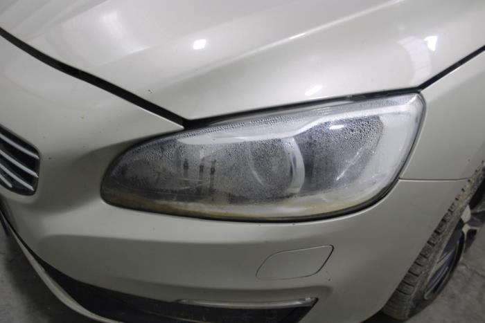 Volvo V60 I 2.0 D4 16V Samochód złomowany (2017, Szary)