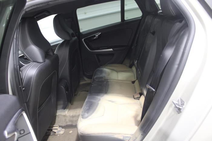 Volvo V60 I 2.0 D4 16V Samochód złomowany (2017, Szary)