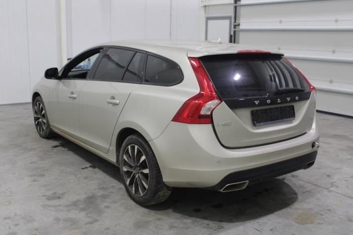 Volvo V60 I 2.0 D4 16V Samochód złomowany (2017, Szary)