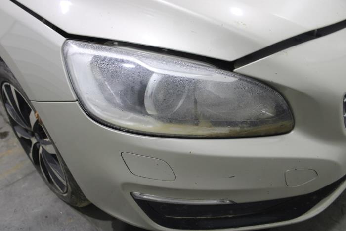 Volvo V60 I 2.0 D4 16V Samochód złomowany (2017, Szary)
