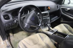Volvo V60 I 2.0 D4 16V Samochód złomowany (2017, Szary)