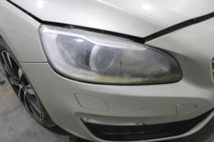 Volvo V60 I 2.0 D4 16V Samochód złomowany (2017, Szary)
