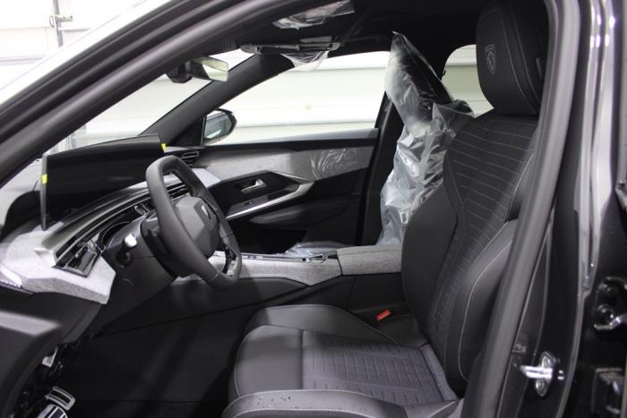 Peugeot 3008 III 1.2 12V Hybrid 136 Schrottauto (2025, Grau)