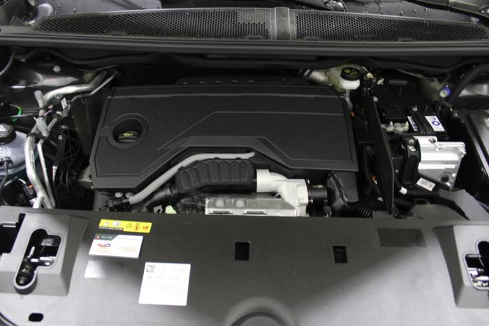 Peugeot 3008 III 1.2 12V Hybrid 136 Schrottauto (2025, Grau)