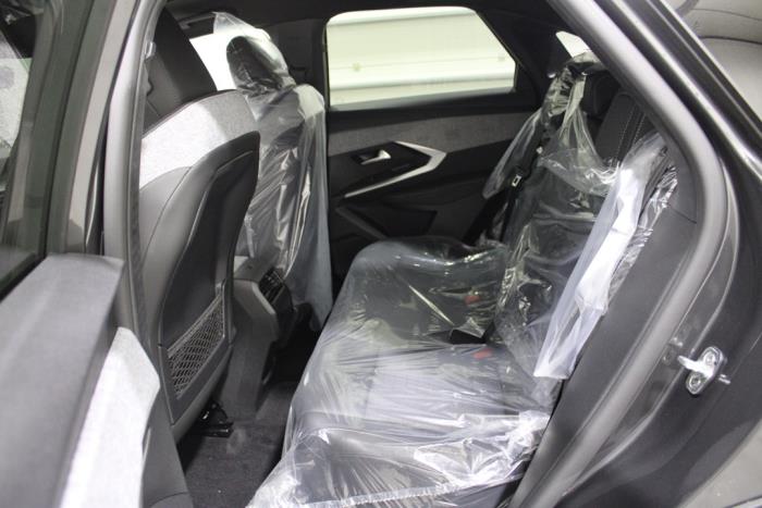 Peugeot 3008 III 1.2 12V Hybrid 136 Schrottauto (2025, Grau)