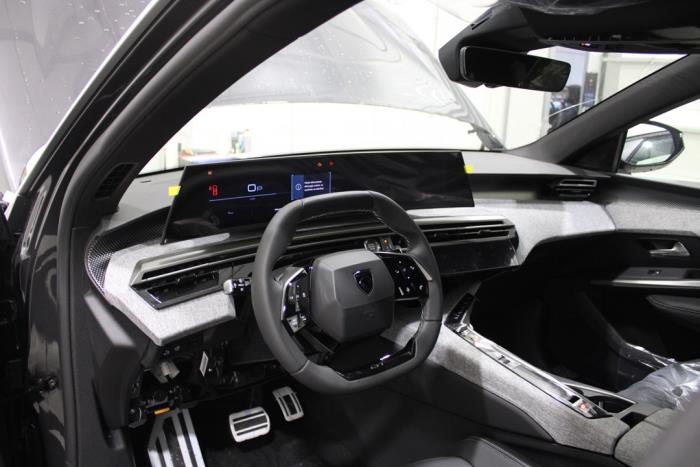 Peugeot 3008 III 1.2 12V Hybrid 136 Schrottauto (2025, Grau)